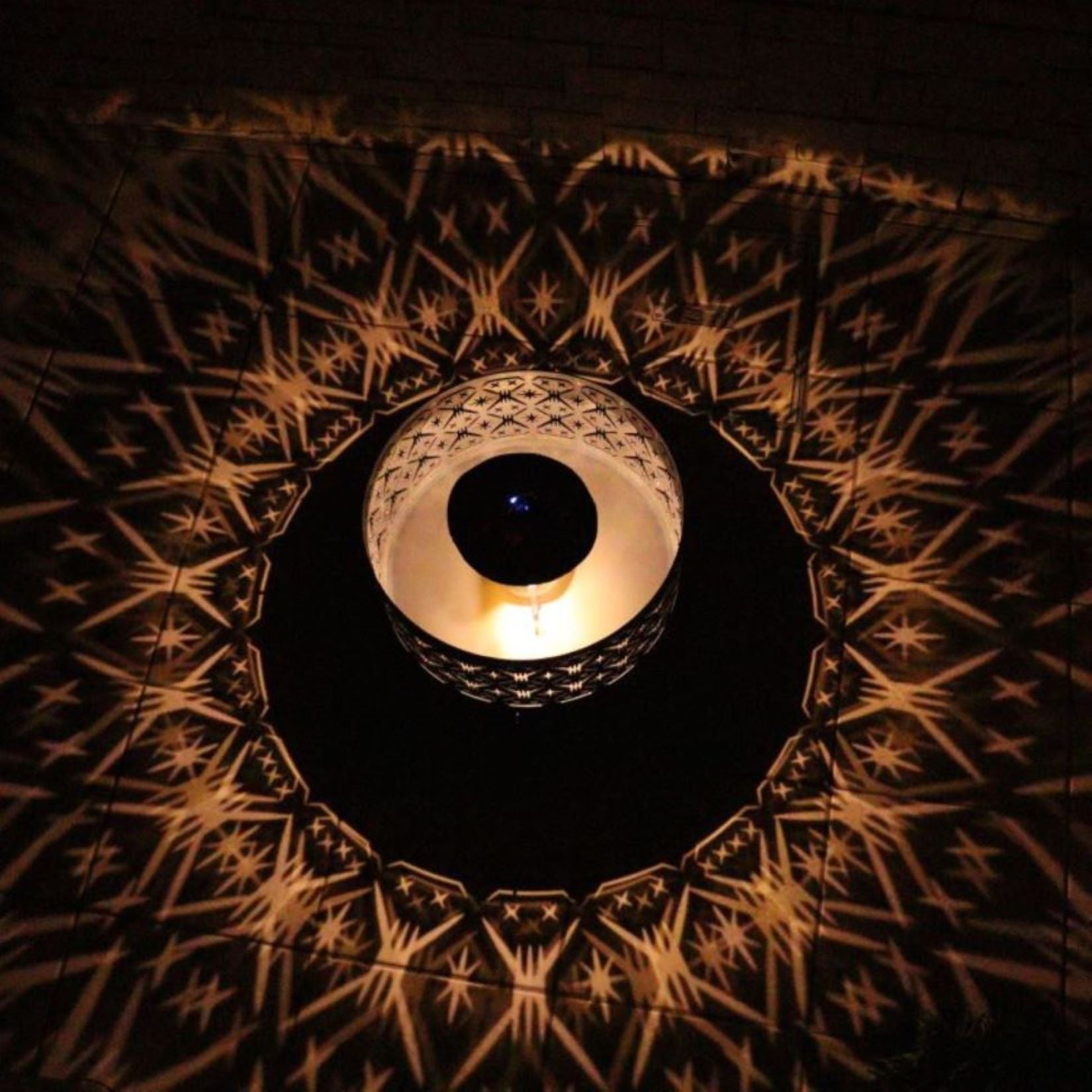 コンコスCONCOS ボンファイア スタンド グラス　焚火台 Amazon.co.jp: concos 焚き火台 GLASS φ35cm 日本製 黒皮鉄 おしゃれ